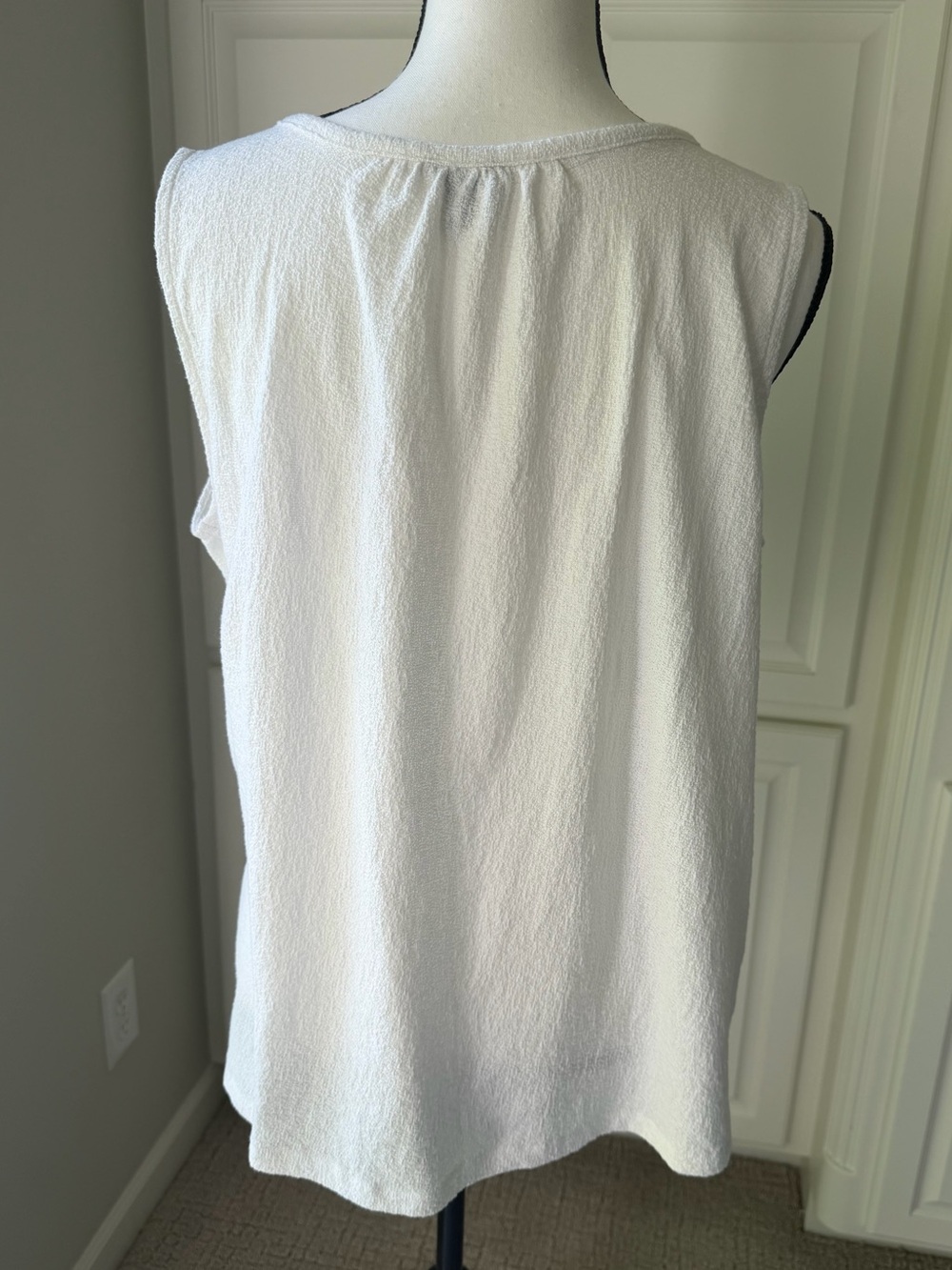 Eddie Bauer White Textured V-Neck Sleeveless Tank - Picture 3 of 4
